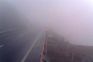 冬日駕車出行遇到團(tuán)霧怎么辦？學(xué)會(huì)這7招或許能保命！