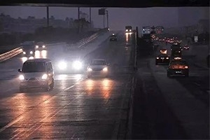 夜間開車?yán)纤緳C(jī)都懂：走灰不走白，見黑停下來！