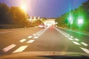 跑高速，遇到這種魚骨狀標線千萬要注意