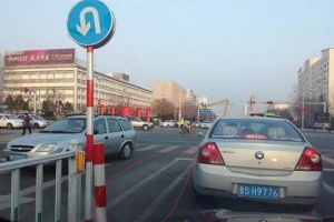 車主請注意！路口不要這樣轉(zhuǎn)彎，一旦被發(fā)現(xiàn)，扣8分罰500元